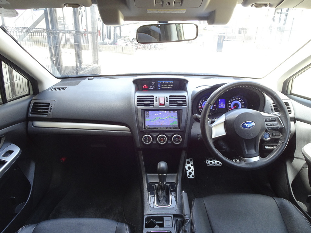 4WD XV ハイブリッド アイサイト 全車速追従機能付クルーズ ナビ TV Bluetooth バックモニター スマキー 黒本革シート シートヒーター ETCの画像3