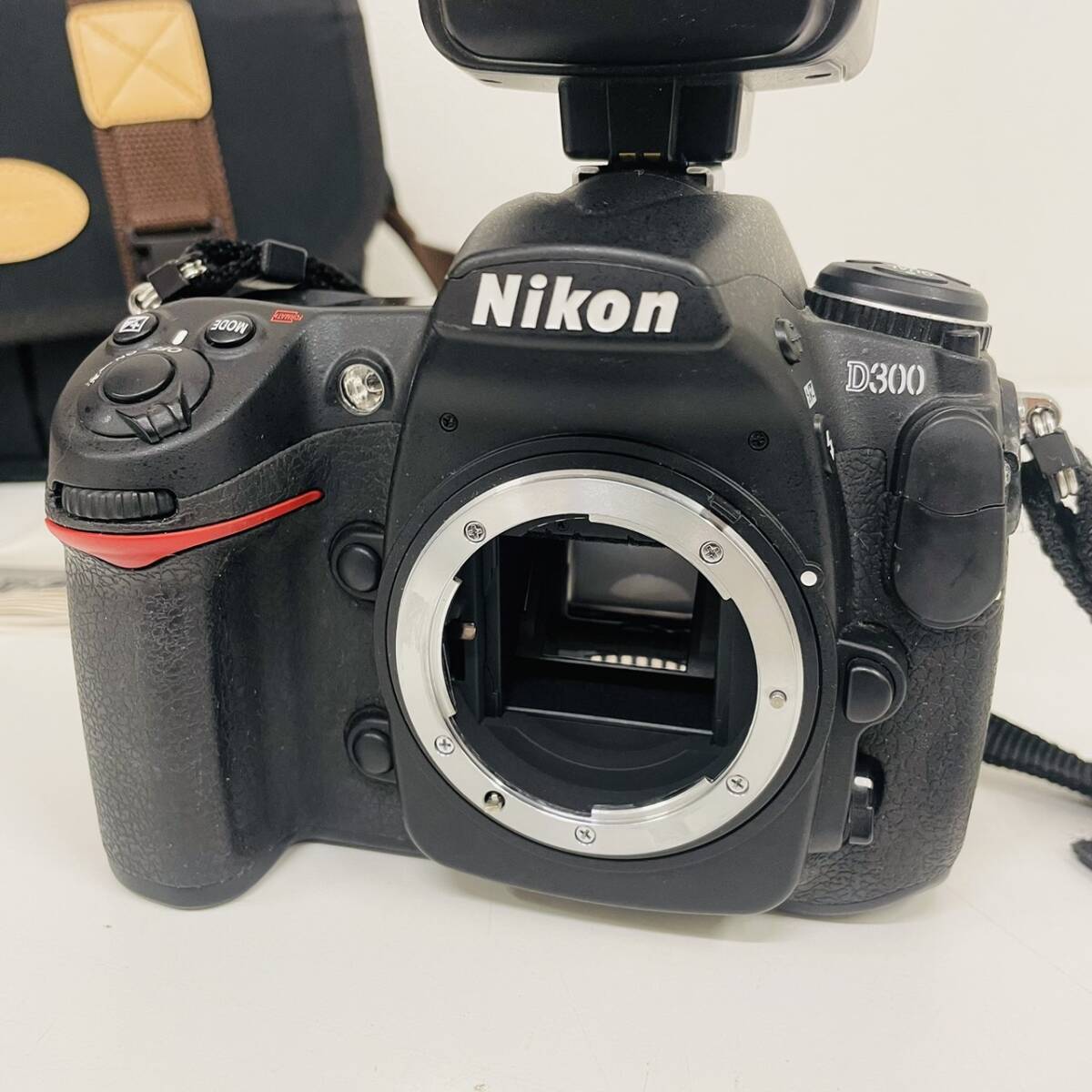 Nikon D300 ニコン デジタル一眼 動作未確認 ストロボ 三脚 バッグ ガイド本付 バッテリー有 オリジナルストラップ【12882】 の画像3