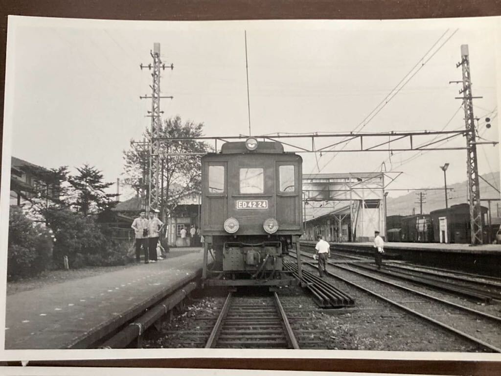 昭和鉄道写真：信越本線横川駅のED 42 24(横川]/ロッド/２景。1962年8月撮影。8.7×12.8㎝。の画像2