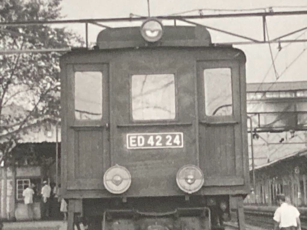 昭和鉄道写真：信越本線横川駅のED 42 24(横川]/ロッド/２景。1962年8月撮影。8.7×12.8㎝。の画像3