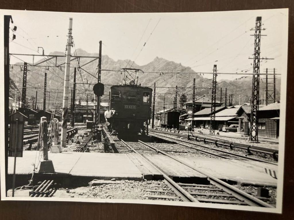 昭和鉄道写真：信越本線横川駅のED 42 13[横川]。1963年9月撮影。8.7×12.8㎝。の画像1