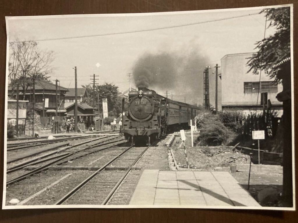 昭和鉄道写真：信越本線小諸駅に進入するD51 486[直江津]牽引客レ。1962年8月撮影。8.7×12.5㎝。の画像1