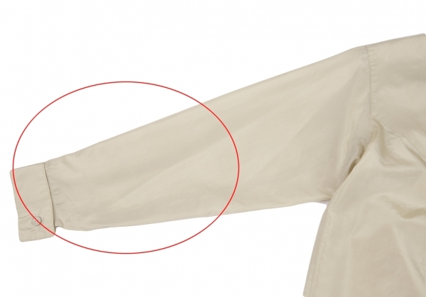 イッセイミヤケISSEY MIYAKE シルクスキッパータックデザインシャツ アイボリー8_右袖先に点シミが複数あります。