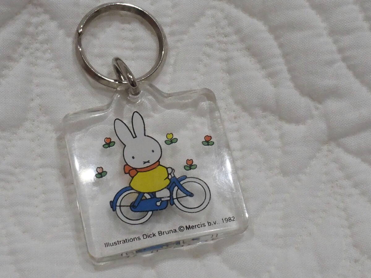 レトロ　アクリルキーホルダー　ミッフィー　キーホルダー　自転車に乗ったミッフィー　希少_画像1