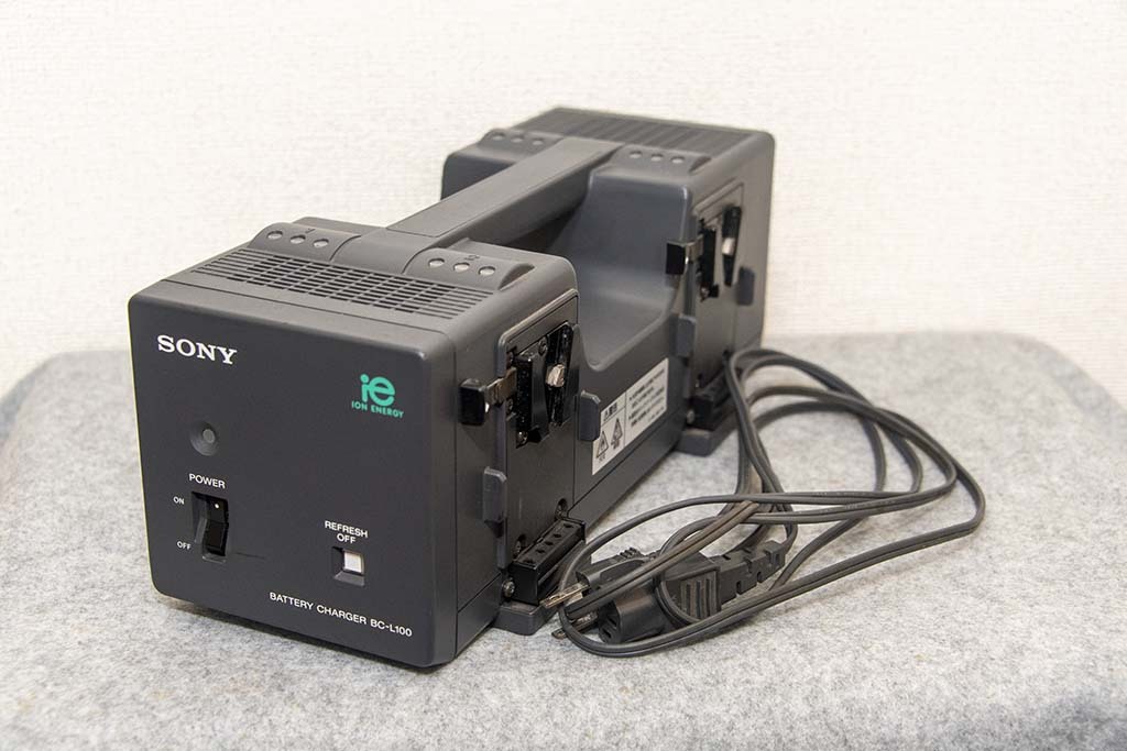  SONY 　SONY　V крепление  4... зарядное устройство 　BC-L100　 продаю как нерабочий 