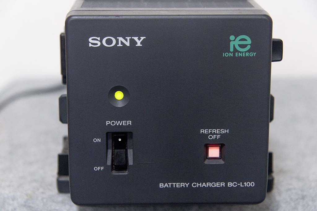  SONY 　SONY　V крепление  4... зарядное устройство 　BC-L100　 продаю как нерабочий 