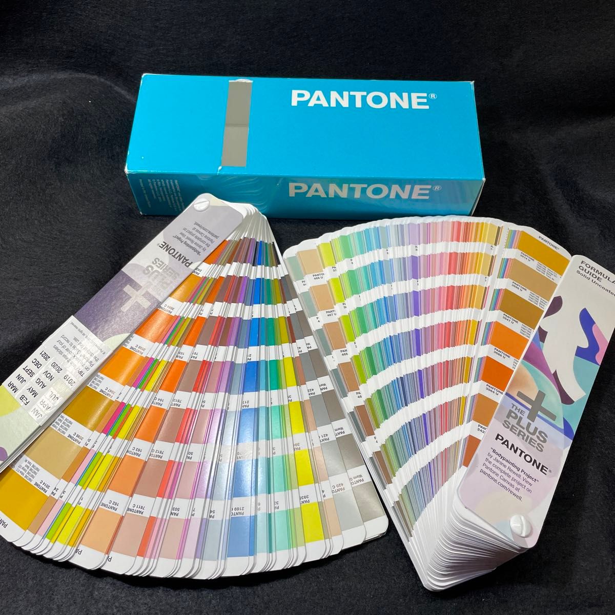 PANTONE フォーミュラーガイド コート紙と普通紙の色見本