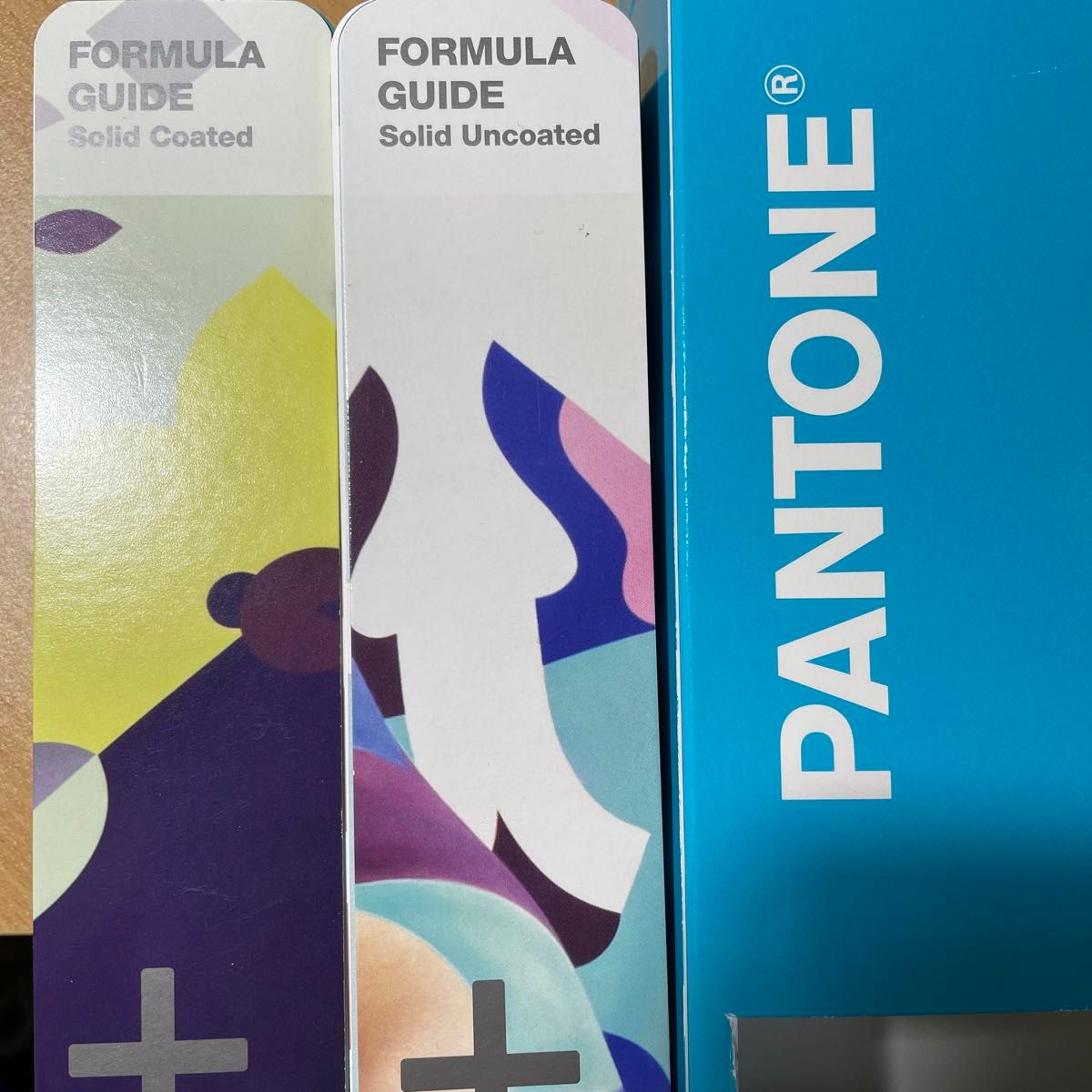 PANTONE フォーミュラーガイド コート紙と普通紙の色見本