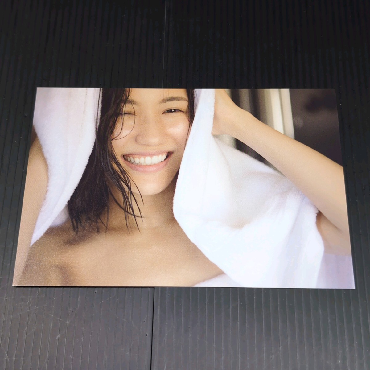 【初版 帯付き ポストカード付き】渡辺麻友写真集『知らないうちに』 元ＡＫＢ 神7 _画像10