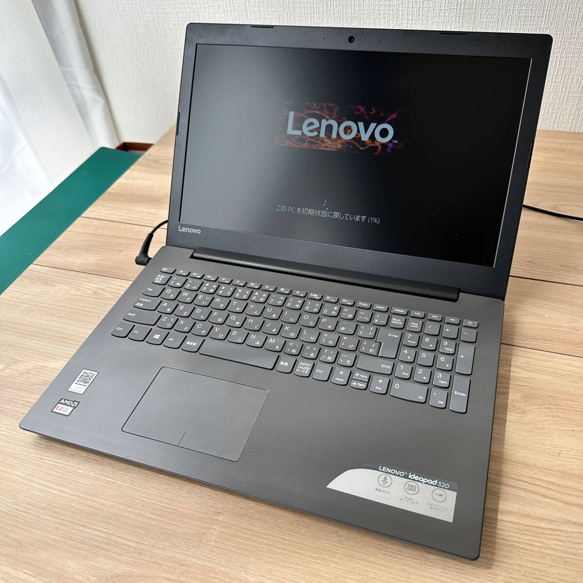 T878 美品 Windows10 ノートPC Lenovo ideapad 320 15-AST AMD E2-9000 RADEON R2 15.6型ワイド液晶 メモリ4GB レノボ ノートパソコン_画面が白いのは日差しが当たっている為