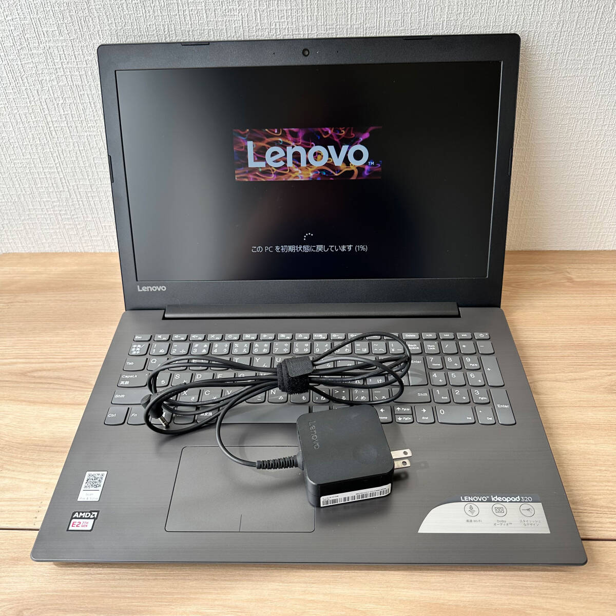 T878 美品 Windows10 ノートPC Lenovo ideapad 320 15-AST AMD E2-9000 RADEON R2 15.6型ワイド液晶 メモリ4GB レノボ ノートパソコン_画面が白いのは日差しが当たっている為