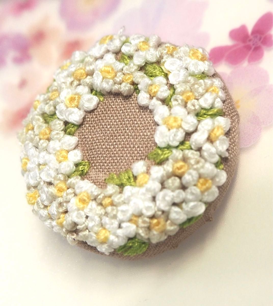 187 ハンドメイド　刺繍　お花のリース　ブローチ／髪ゴム／マグネット