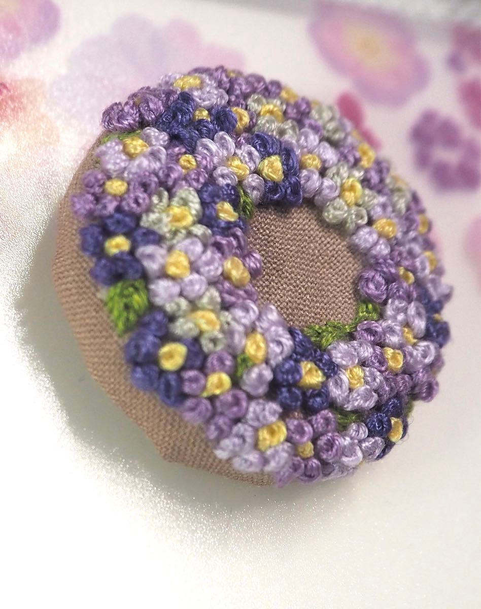 186 ハンドメイド　刺繍　お花のリース　ブローチ／髪ゴム／マグネット