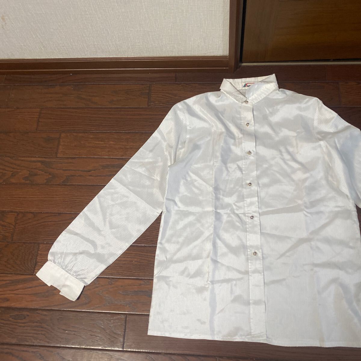 【7号】中古OL制服、受付嬢、光沢のあるブラウス2枚と紺のスカート_画像4