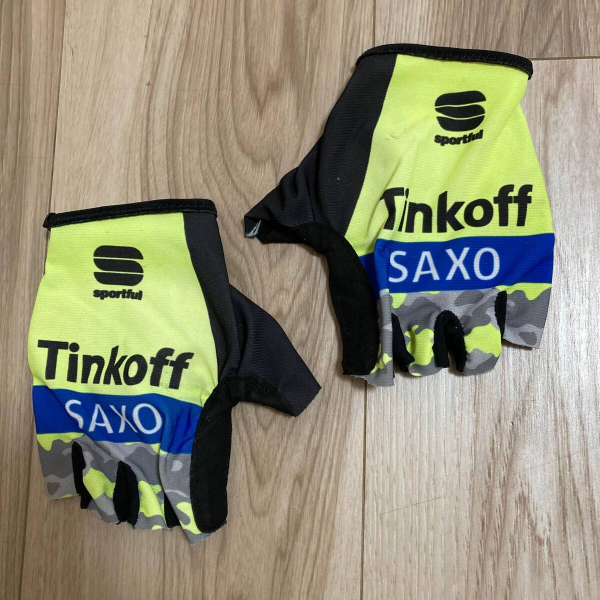 送料無料★チームTinkoff-SaxoBank by sportful 海外M メンズ ハーフフィンガー 自転車用 パッド付きグローブ 手袋 スポーツフル 良質 n114の画像1