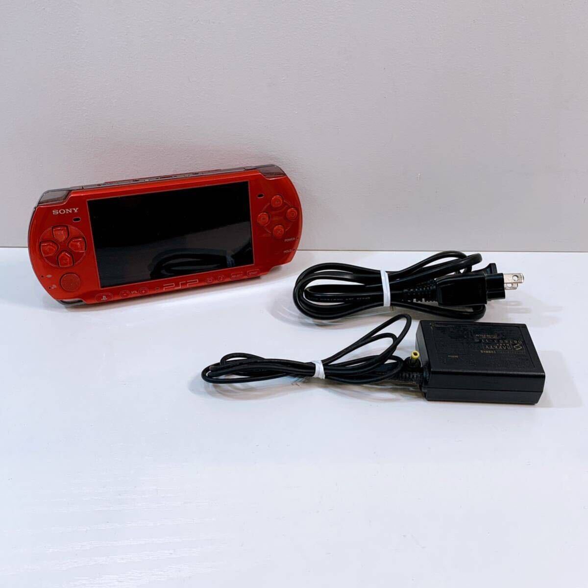 308☆ジャンク☆ SONY PlayStationPortable レッド PSP-3000 充電器付き ソニー プレイステーションポータブル PSP バッテリーなし 現状品の画像1