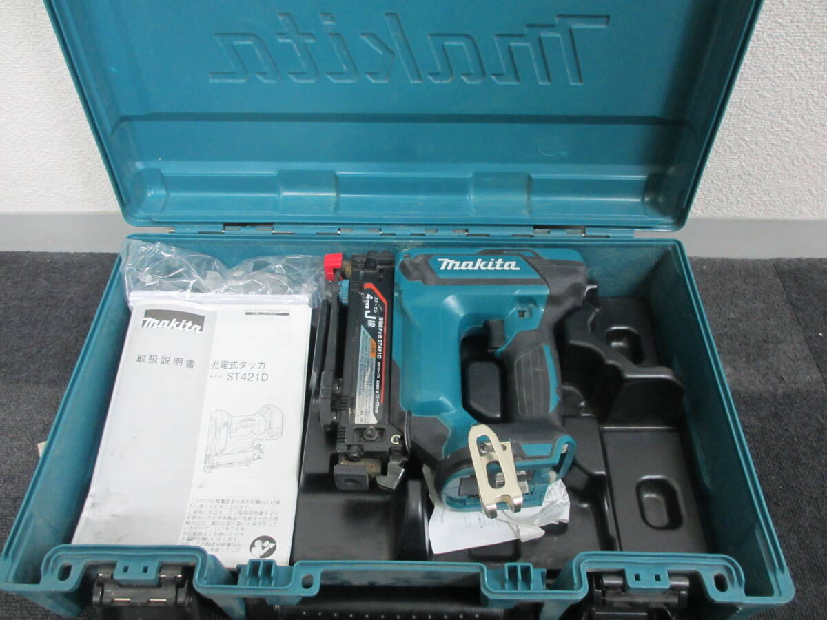 工具祭 マキタ makita 充電式タッカ ST421DZK バッテリーなし 使用品 長期保管品 訳ありジャンク扱い品の画像1