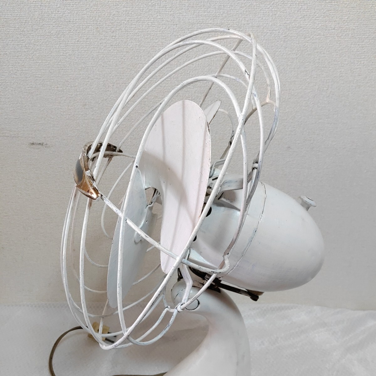 超希少　日立　レトロ扇風機　３枚羽　昭和レトロ　ビンテージ　アンティーク　卓上　ファン　ジャンク　HITACHI　DESK　FAN 0430-C1-TA5_画像4