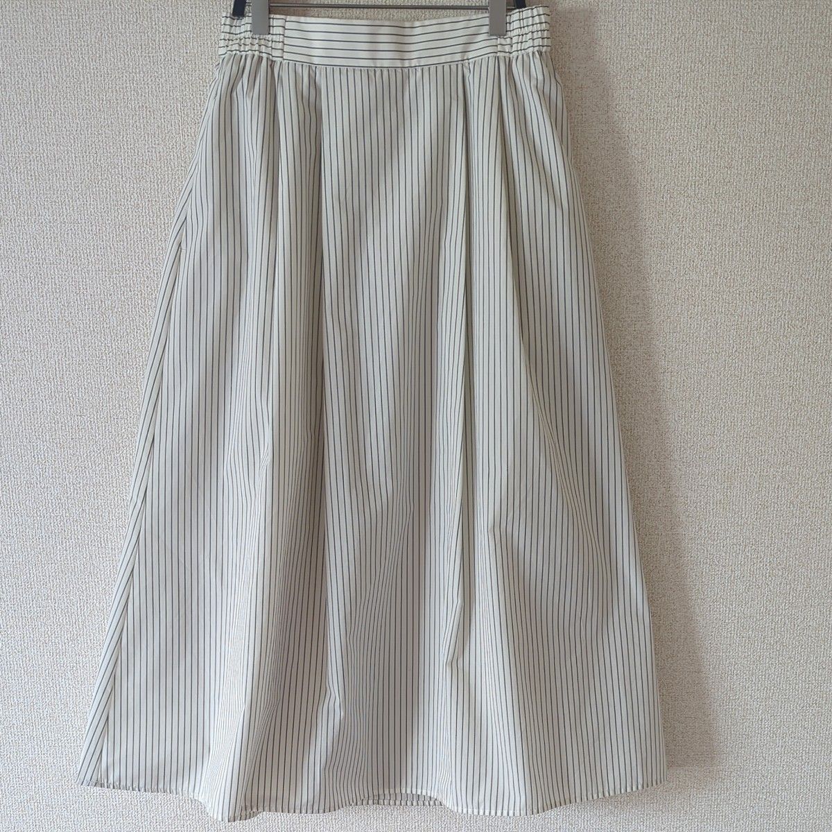 クーポン適用。GUジーユーロングスカート。白。ストラップMサイズ 春夏 スカート
