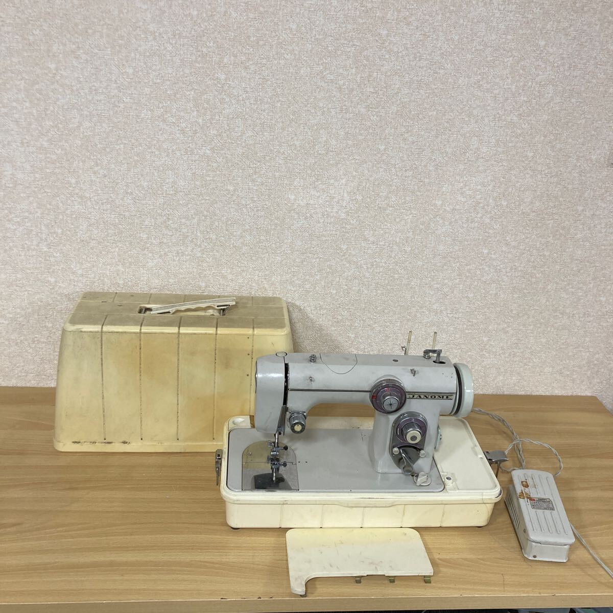 JANOME ジャノメ MODEL 672 アンティークミシン レトロミシン 手工芸 手芸 ハンドクラフト 裁縫道具 裁縫 ペダル付き 4 シ 5594の画像1