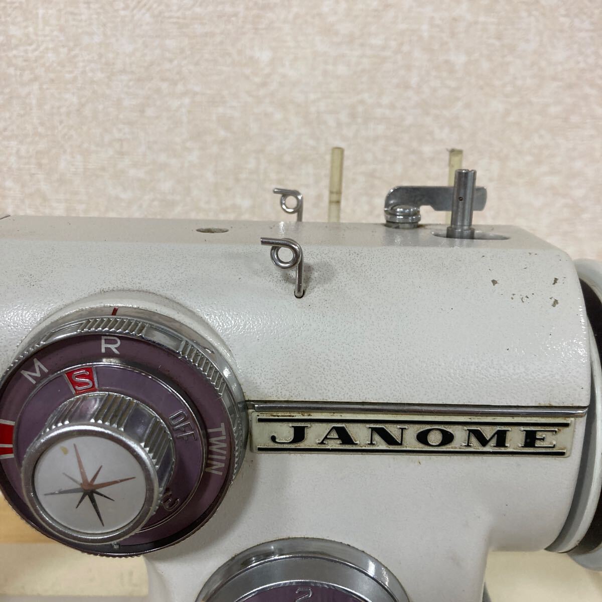 JANOME ジャノメ MODEL 672 アンティークミシン レトロミシン 手工芸 手芸 ハンドクラフト 裁縫道具 裁縫 ペダル付き 4 シ 5594の画像3