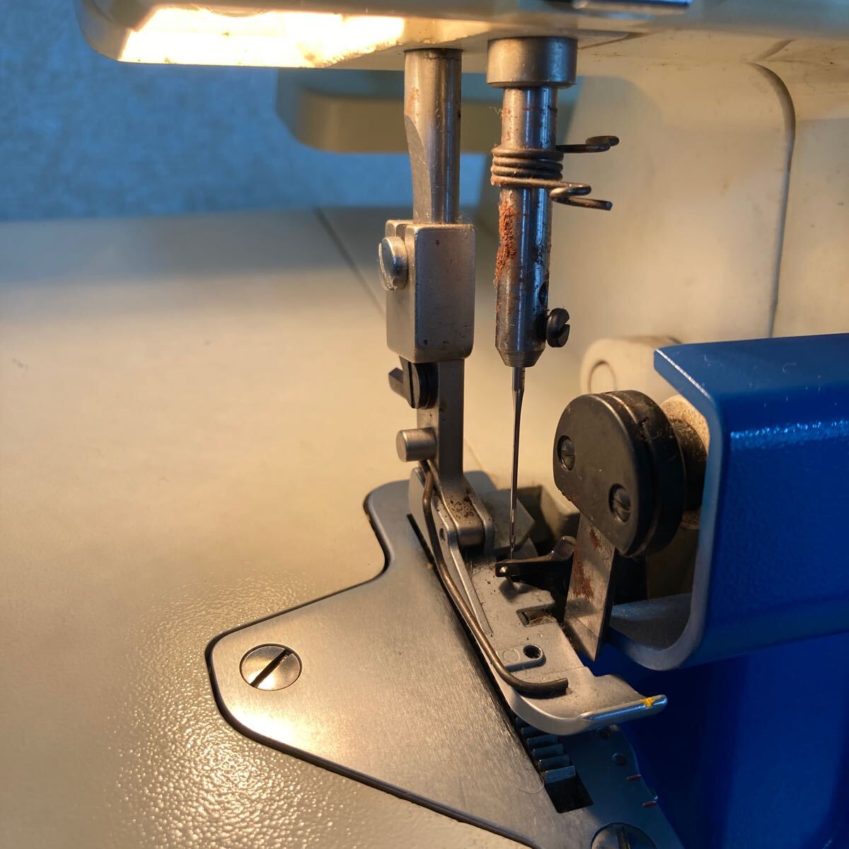 JUKI ジューキ MO-203 ロックミシン レトロミシン 手工芸 手芸 ハンドクラフト 裁縫道具 裁縫 ペダル付き 4 カ 5621の画像3