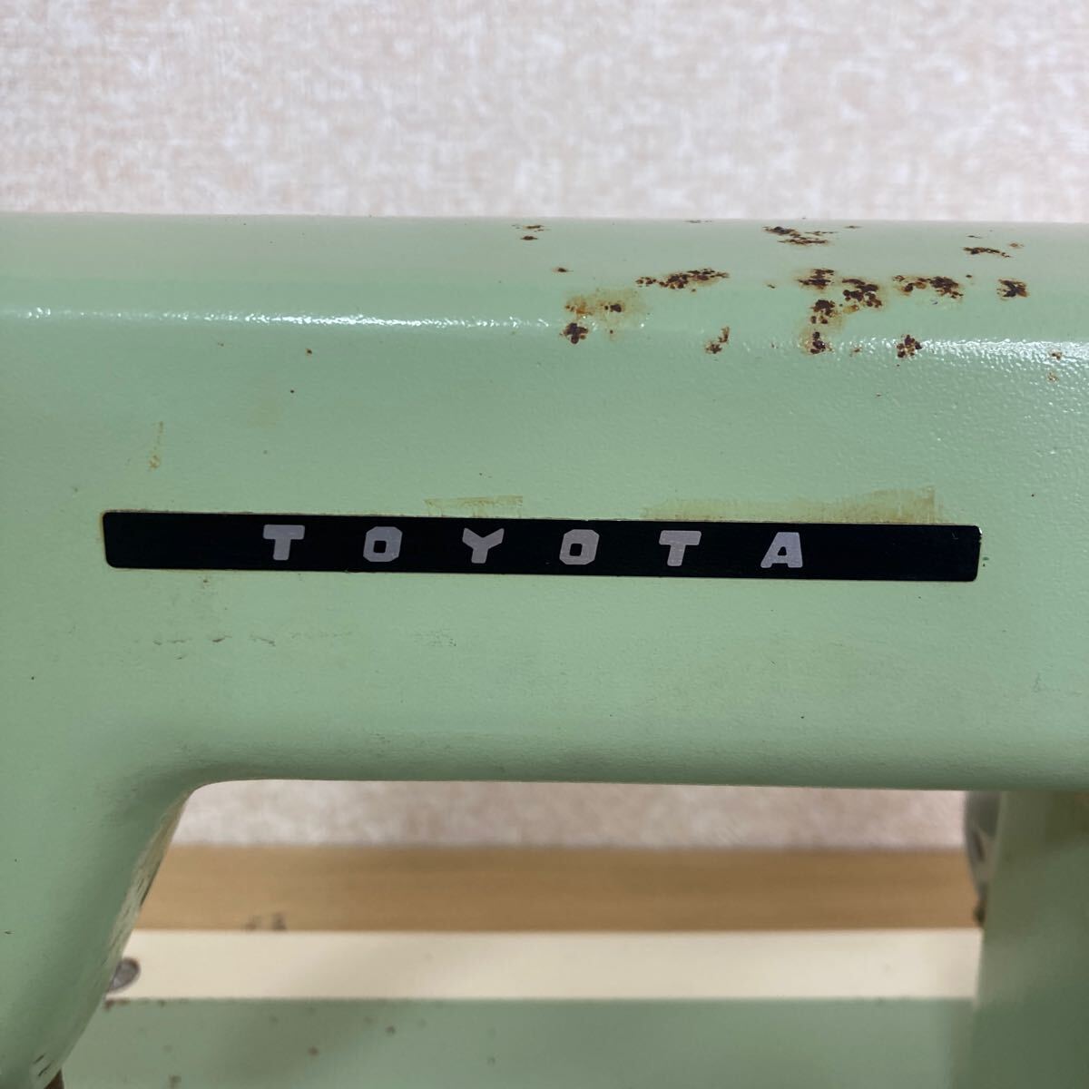 TOYOTA トヨタ H125 レトロミシン アンティークミシン 手工芸 手芸 ハンドクラフト 裁縫道具 裁縫 ペダル付き 4 ス 5665の画像2