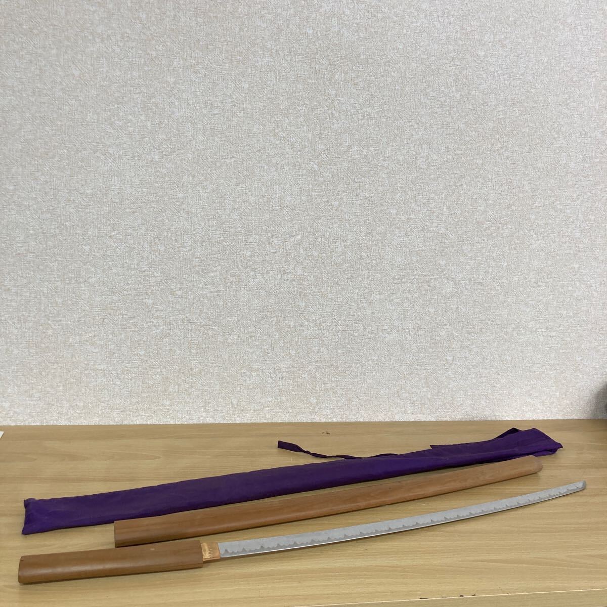 模造刀 レプリカ 日本刀 刀剣 木製 置物 時代コレクション レトロ アンティーク コレクション 武器 武具 重量約1198g 4 ス 5687の画像1