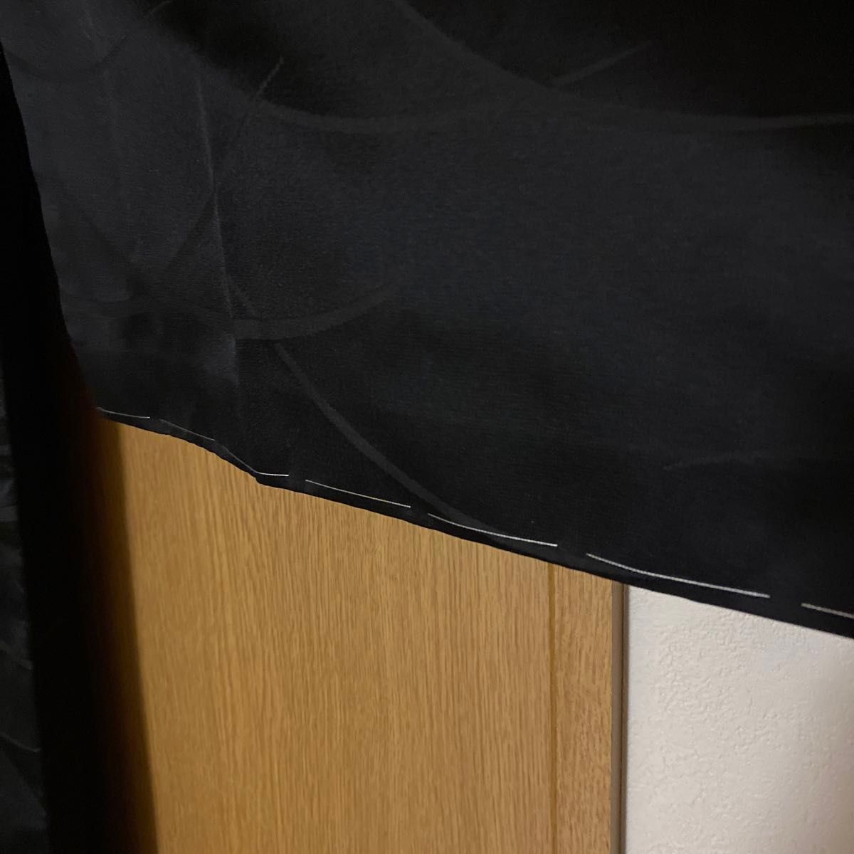 ブラック　上質な正絹雨ゴート　ゆったり　裄長サイズ　露芝文様　未使用しつけ糸付き