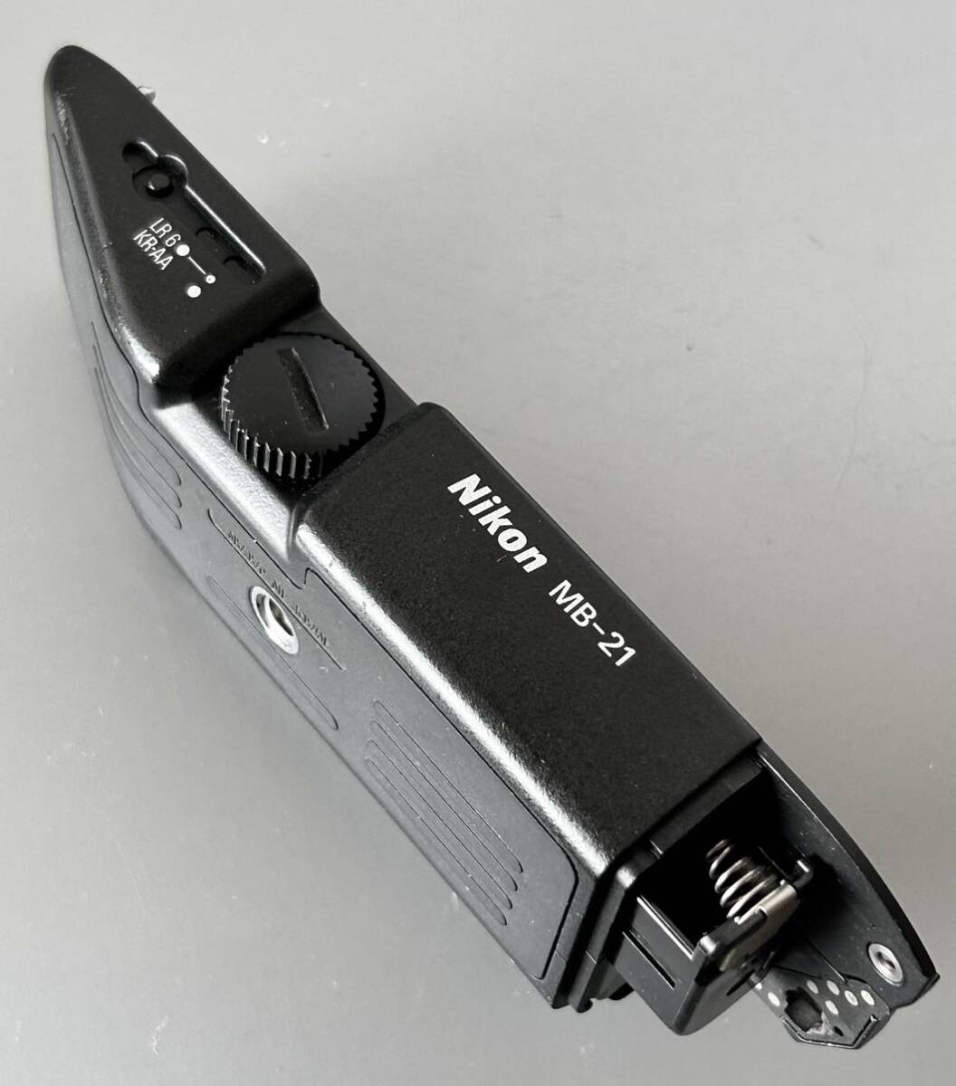 ニコン F4用 バッテリーグリップ 中古現状部品[ Nikon MB-21 ニコン F4用 バッテリーグリップ 中古現状部品[ Nikon MB-21