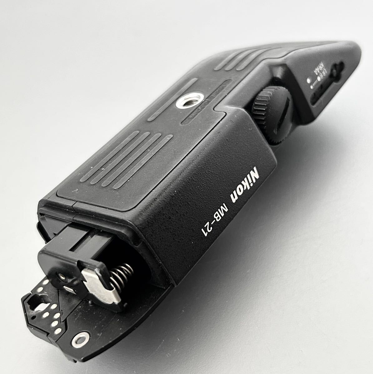 ニコン F4用 バッテリーグリップ 中古現状部品[ Nikon MB-21 ニコン F4用 バッテリーグリップ 中古現状部品[ Nikon MB-21