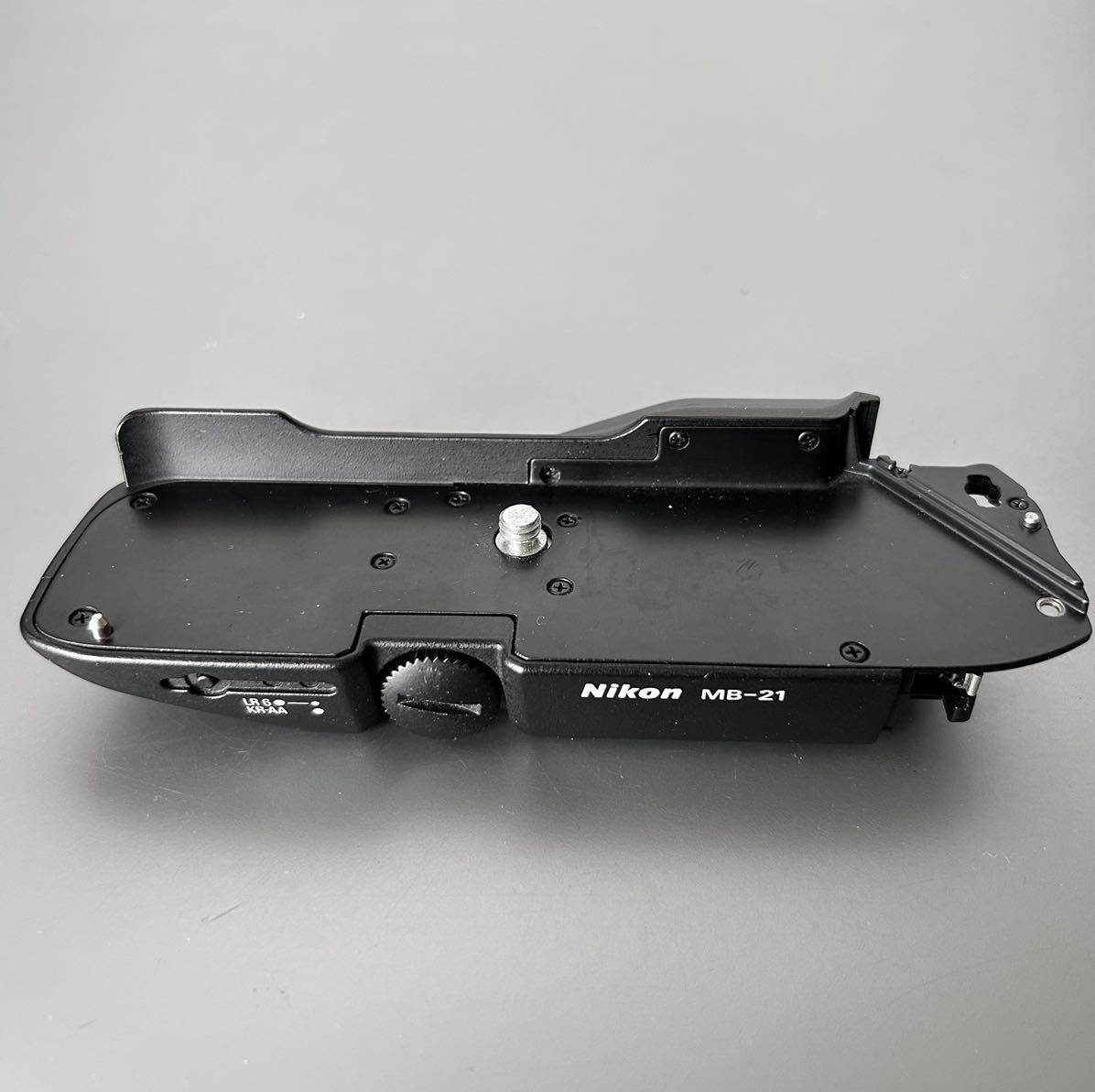 ニコン F4用 バッテリーグリップ 中古現状部品[ Nikon MB-21 ニコン F4用 バッテリーグリップ 中古現状部品[ Nikon MB-21
