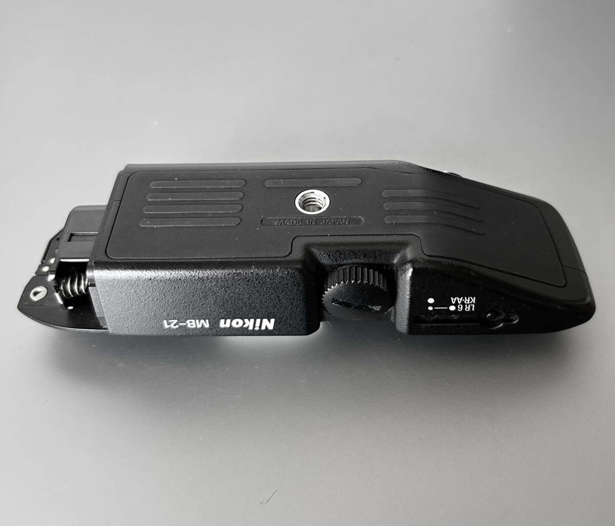ニコン F4用 バッテリーグリップ 中古現状部品[ Nikon MB-21 ニコン F4用 バッテリーグリップ 中古現状部品[ Nikon MB-21