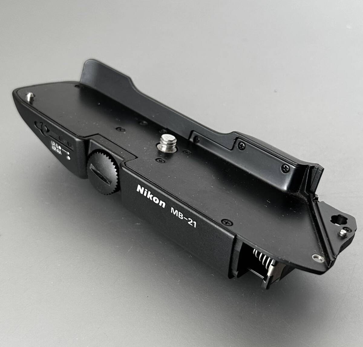 ニコン F4用 バッテリーグリップ 中古現状部品[ Nikon MB-21 ニコン F4用 バッテリーグリップ 中古現状部品[ Nikon MB-21