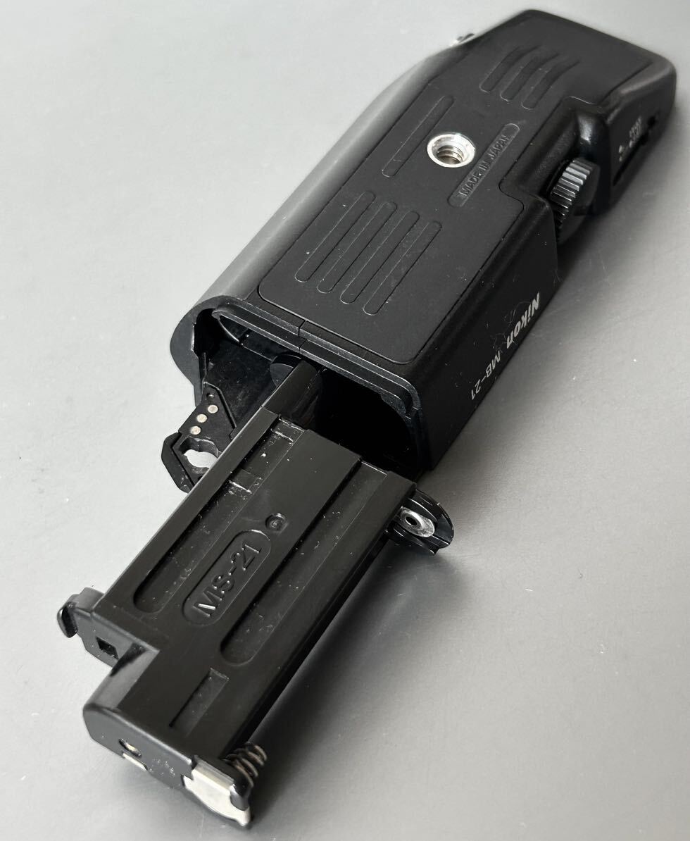 ニコン F4用 バッテリーグリップ 中古現状部品[ Nikon MB-21 ニコン F4用 バッテリーグリップ 中古現状部品[ Nikon MB-21