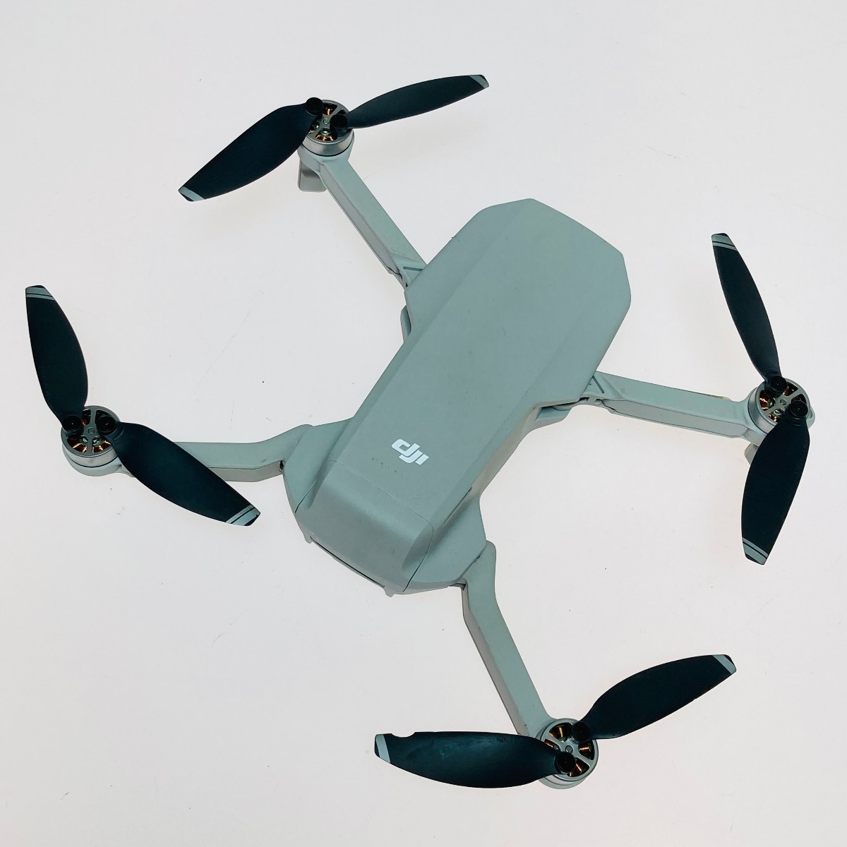 ◎◎【1円スタート】 DJI ドローン Mavic Mini Fly More Combo 通電のみ確認 現状渡し ジャンク 全体的に状態が悪い_画像2