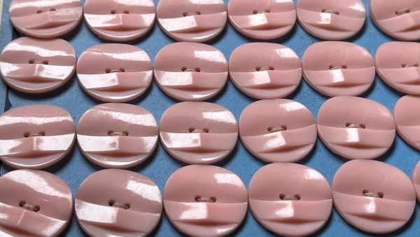 即決 ボタン 24個 φ22mm 台紙 シート ピンク プラスチック 素材 材料 樹脂 パーツ ハンドメイドに フランス輸入 ヴィンテージ_画像6