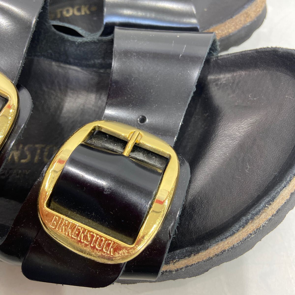 【BIRKENSTOCK ビルケンシュトック 】アリゾナ ビッグバックル ブラック ゴールド 24.5cm サンダル エナメル 2404oki Kの画像9