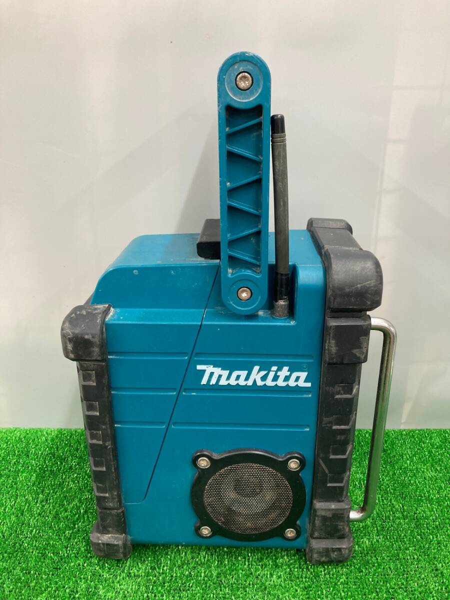 【中古品】★makita 充電式ラジオ MR102　本体のみ　ITHNB315OME8_画像2