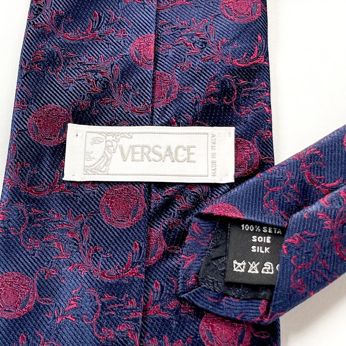 美品 ヴェルサーチ(VERSACE) シャガード 光沢 ネクタイ メデューサ ロゴ イタリア製 シルク ネイビー メンズ ブランド