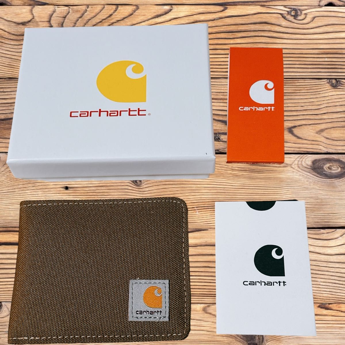 新品 箱入り Carhartt  折り財布  二つ折り財布  新品  ブラウン