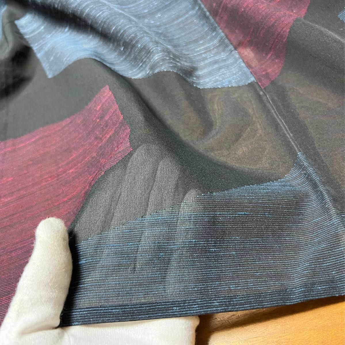 ランクソ　単着物　薄布黒地に青と赤の織柄　絹と思われます　No.249