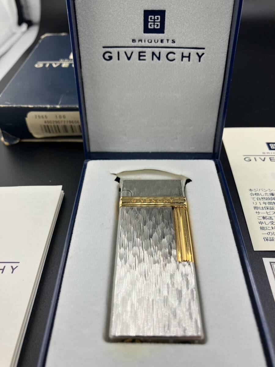 ほぼ未使用美品！ GIVENCHY ジバンシィ 2400 ガスライターの画像1