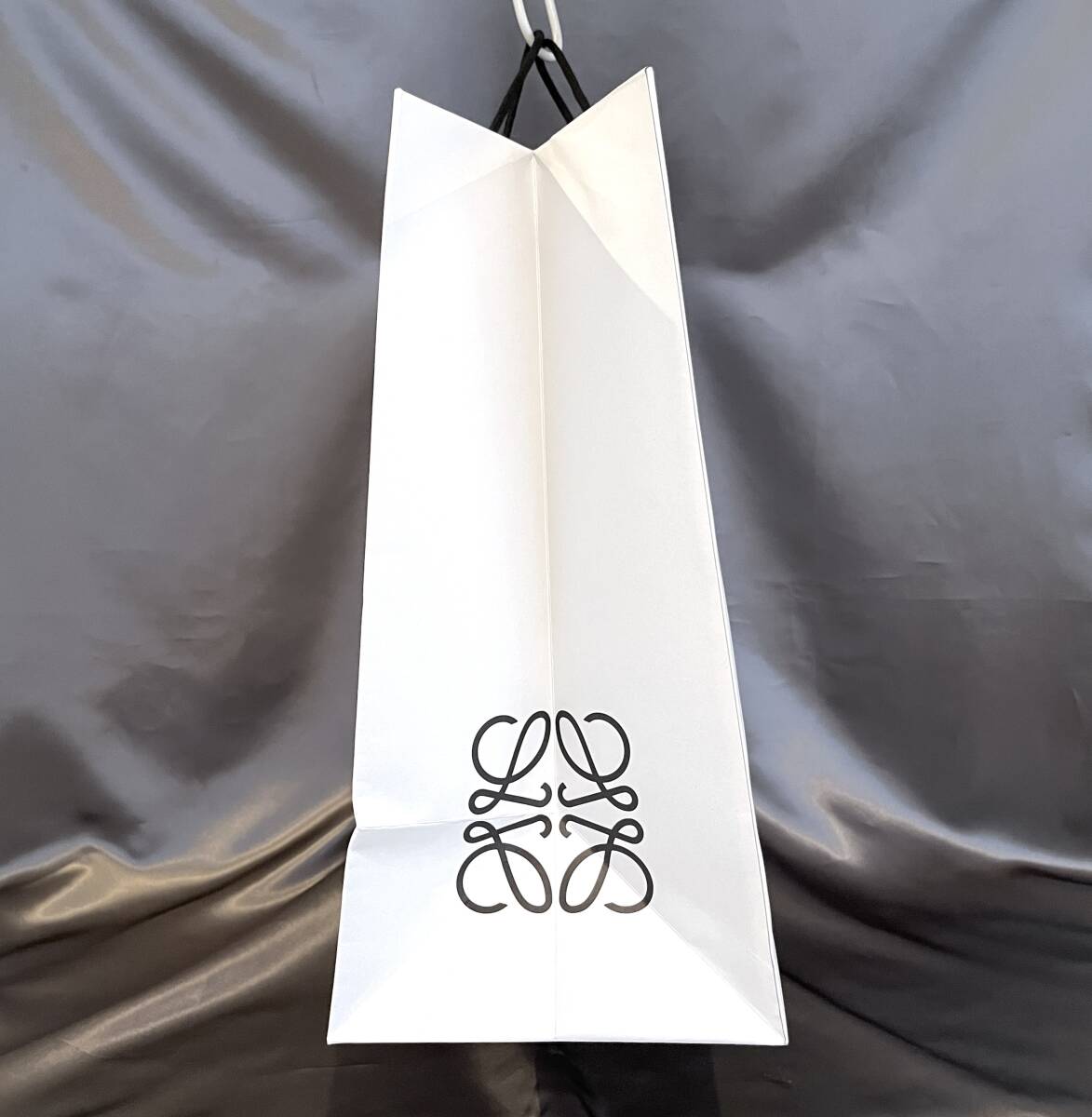 美品 LOEWE ロエベ ショッパー 約W50cm 大きめ 紙袋 白 ロゴ入り 美品 LOEWE ロエベ ショッパー 約W50cm 大きめ 紙袋 白 ロゴ入り