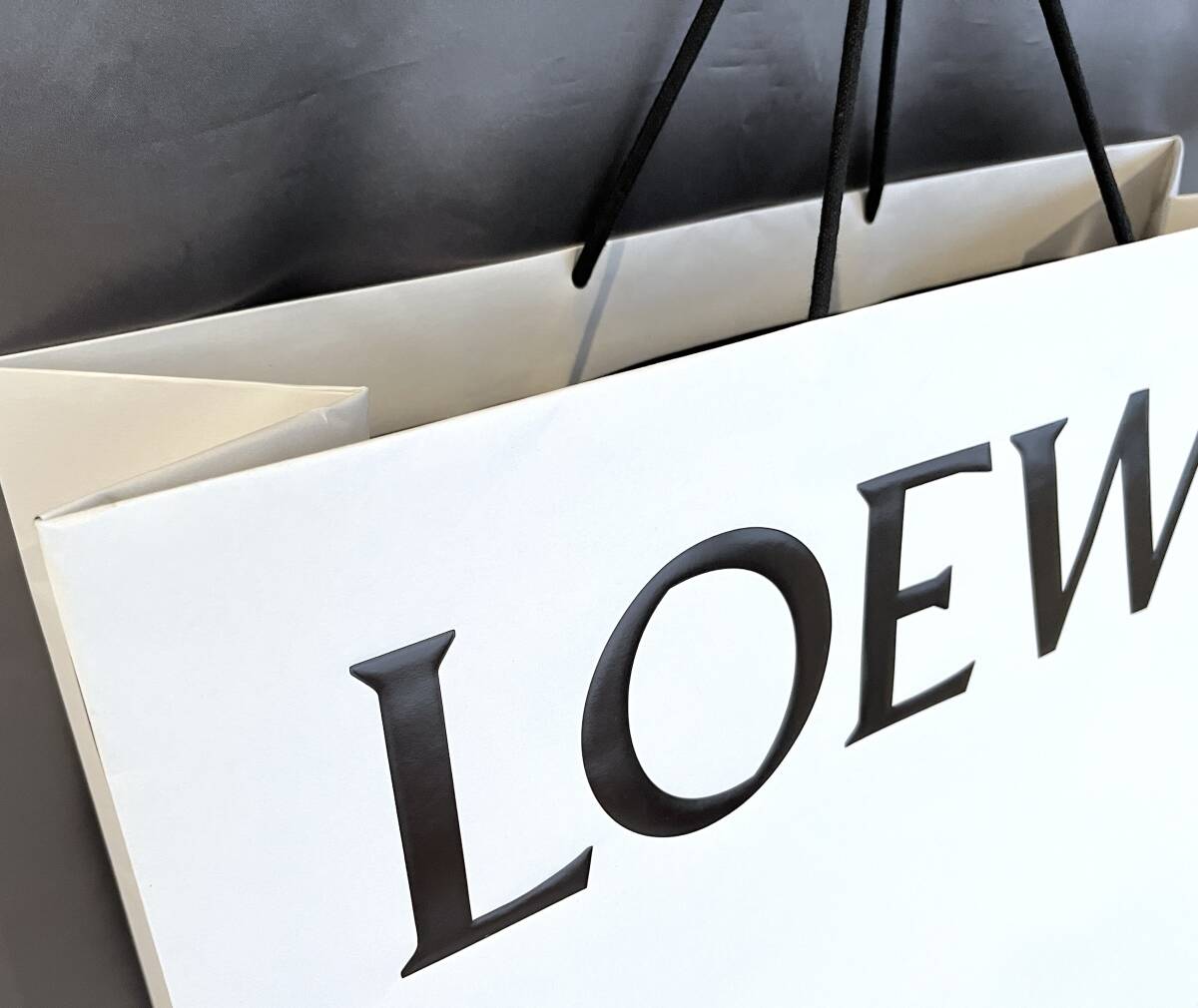 美品 LOEWE ロエベ ショッパー 約W50cm 大きめ 紙袋 白 ロゴ入り 美品 LOEWE ロエベ ショッパー 約W50cm 大きめ 紙袋 白 ロゴ入り