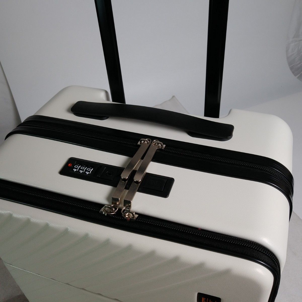 ス75　現物でラスト　Sサイズ　 フロントオープン　 スーツケース　 USBポート　サイドフック　 アイボリー