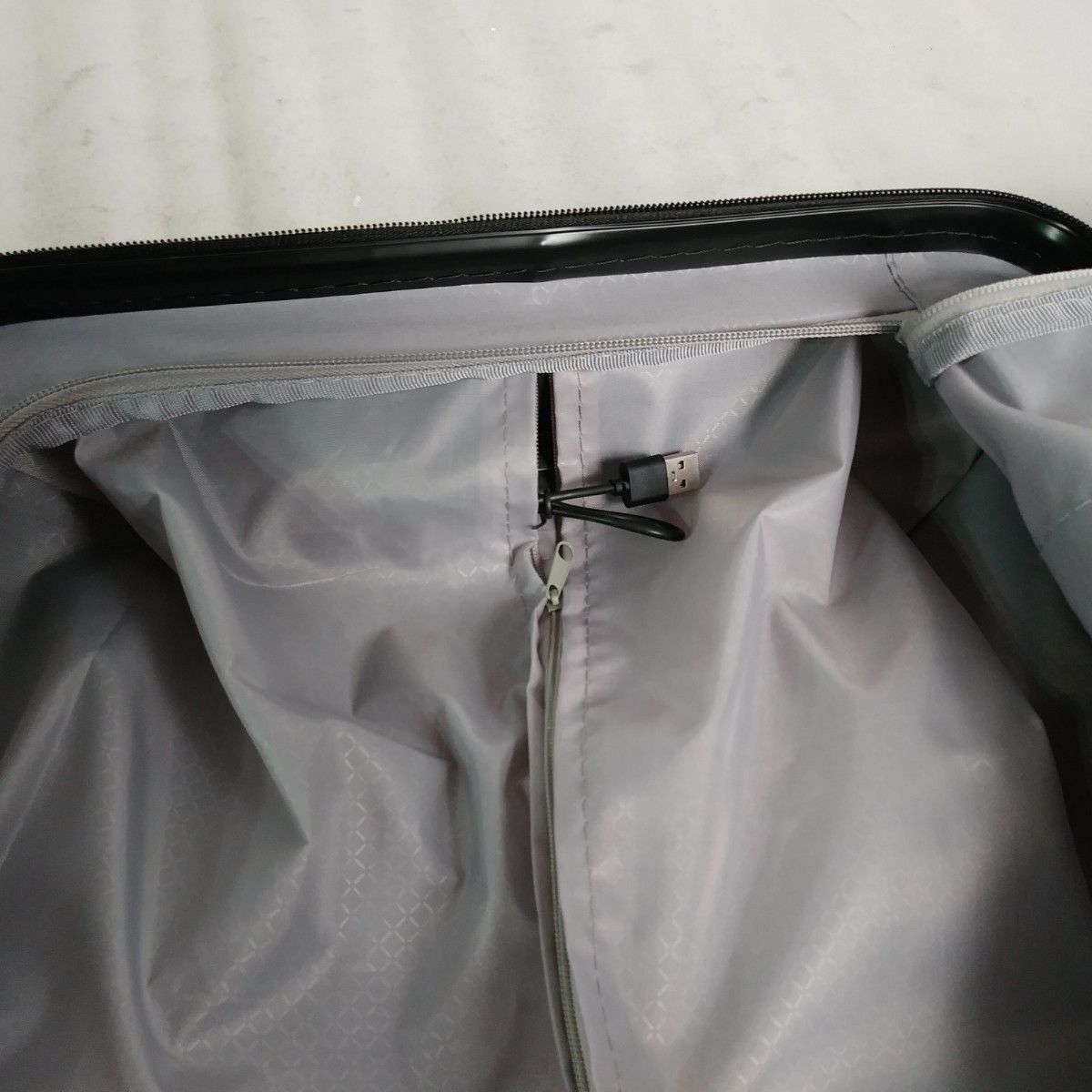 ス75　現物でラスト　Sサイズ　 フロントオープン　 スーツケース　 USBポート　サイドフック　 アイボリー