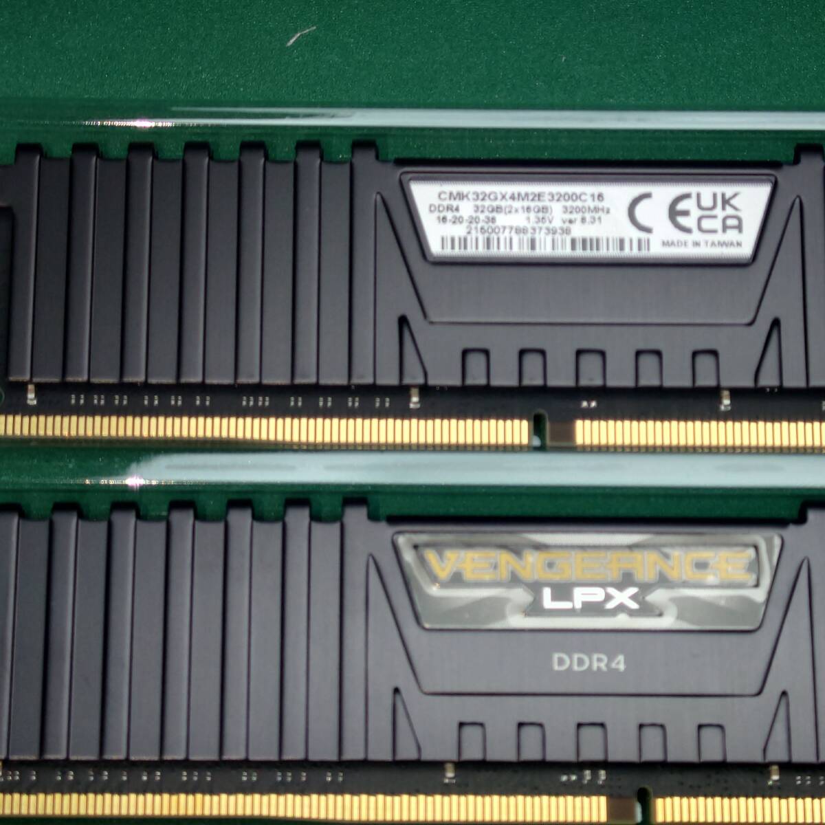 送料無料 CORSAIR VENGEANCE LPX DDR4-3200MHz 32GB (16GB×2) CMK32GX4M2E 3200C 16 中古 1枚未使用品の画像2