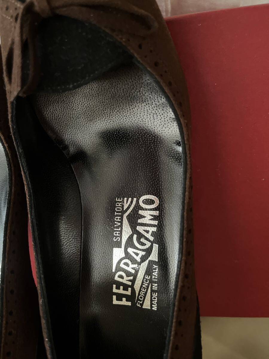 未使用　展示品　Salvatore Ferragamo 6 1/2 B 23-23.5cm位 フェラガモ パンプス 茶色×黒　靴　レディース　_画像4