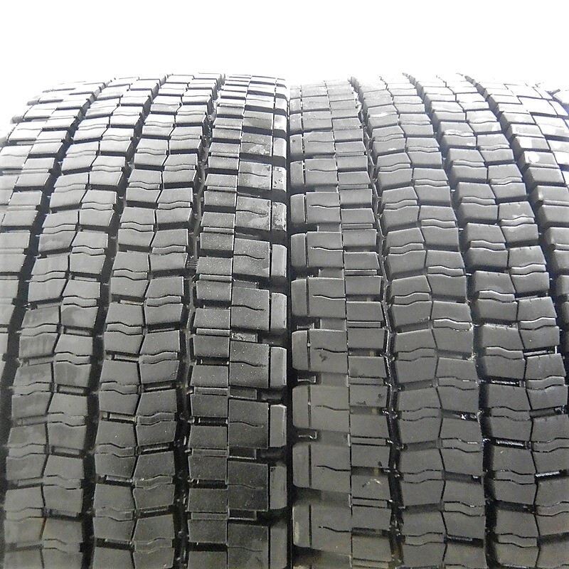 中古タイヤ 245/70R19.5 136/134J DUNLOP SP001 スタッドレスタイヤ 4本セット 大型 中古 19.5インチ_画像2